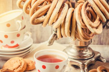 Semaver ve çay simit ile. Seçici odak.