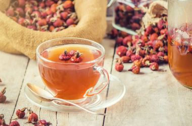 Çay bir köpek gül. Seçici odak.