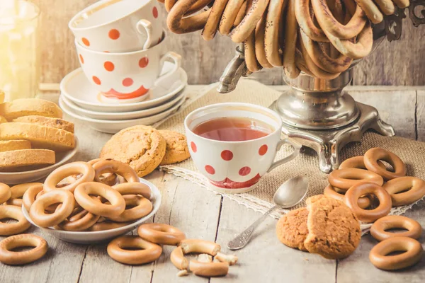 Semaver ve çay simit ile. Seçici odak.