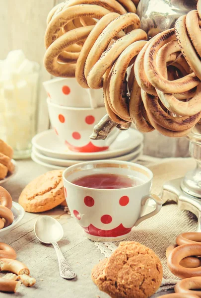 Semaver ve çay simit ile. Seçici odak.