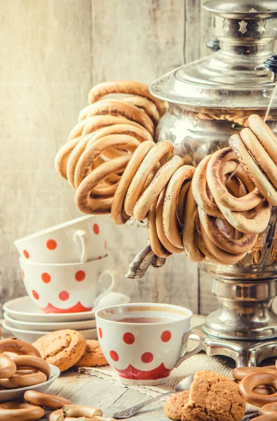 Semaver ve çay simit ile. Seçici odak.