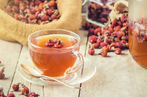 Çay bir köpek gül. Seçici odak.