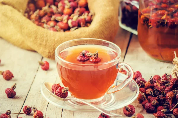 Tea with a dog rose. Selective focus. — Stock Photo, Image