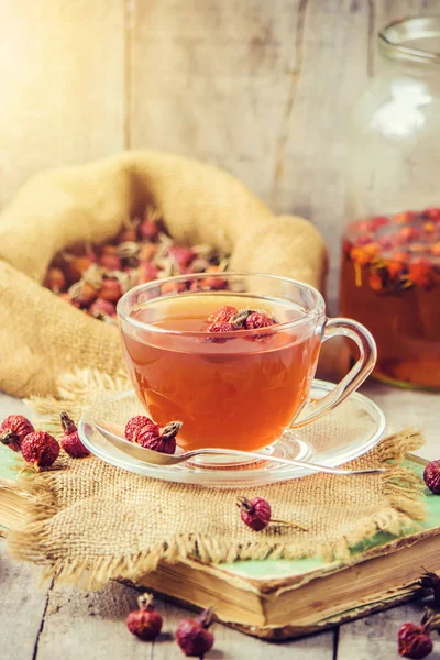 Tee mit einer Hunderose. Selektiver Fokus. — Stockfoto