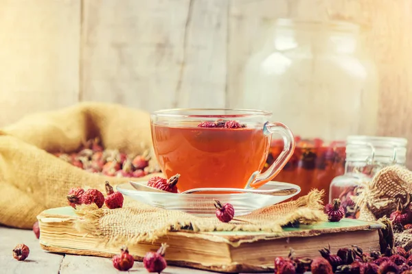 Çay bir köpek gül. Seçici odak.