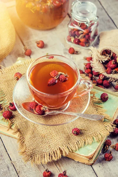 Çay bir köpek gül. Seçici odak.