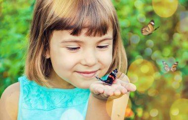 Çocuk ile bir kelebek. Seçici odak.