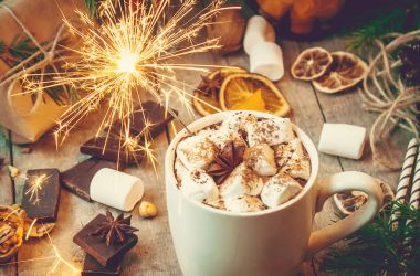 Hatmi ile Noel içki. Seçici odak. 