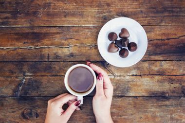 Çay elinde. Birlikte aşıklar. Seçici odak. 