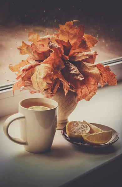 Foglie d'autunno e tè al limone. Focus selettivo . — Foto Stock
