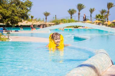 Çocuk Havuzu Resort banyo. Seçici odak. 