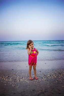 Çocuk denizde yüzüyor. Seçici odak. 