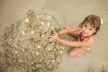 Çocuk denizde yüzüyor. Seçici odak. 