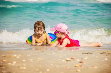 Çocuk denizde yüzüyor. Seçici odak. 