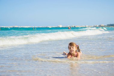 Çocuk denizde yüzüyor. Seçici odak. 