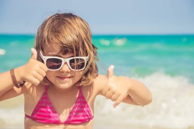 Çocuk denizde yüzüyor. Seçici odak. 