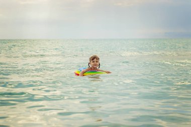 Çocuk denizde yüzüyor. Seçici odak. 