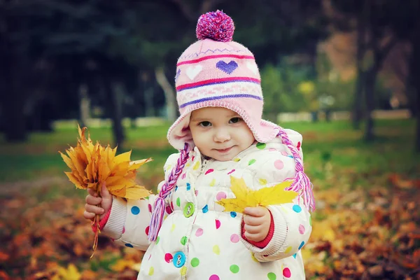 Enfant et automne. Concentration sélective . — Photo