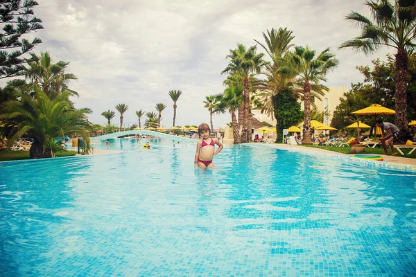 Çocuk Havuzu Resort banyo. Seçici odak. 