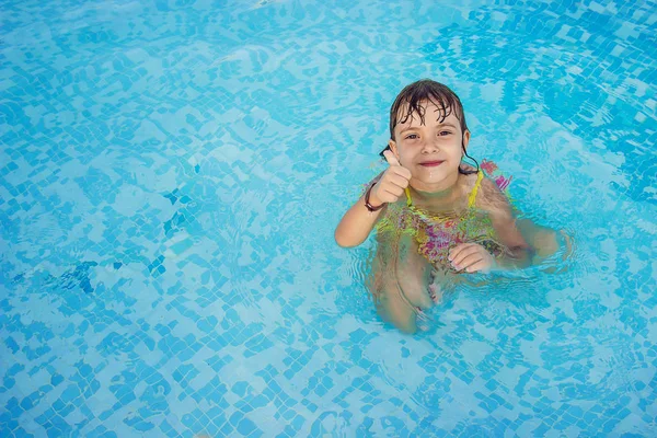 Çocuk Havuzu Resort banyo. Seçici odak. — Stok fotoğraf