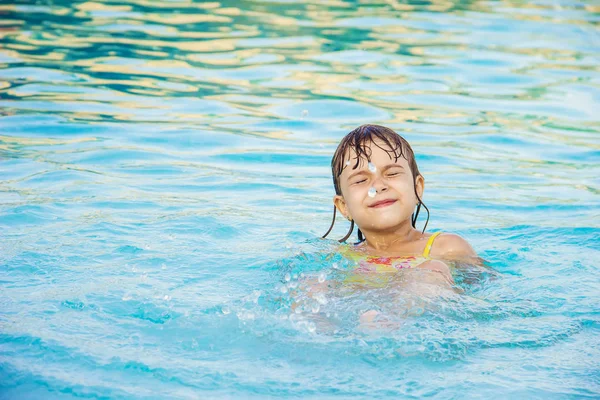 El niño se está bañando en la piscina del complejo. Enfoque selectivo . — Foto de Stock