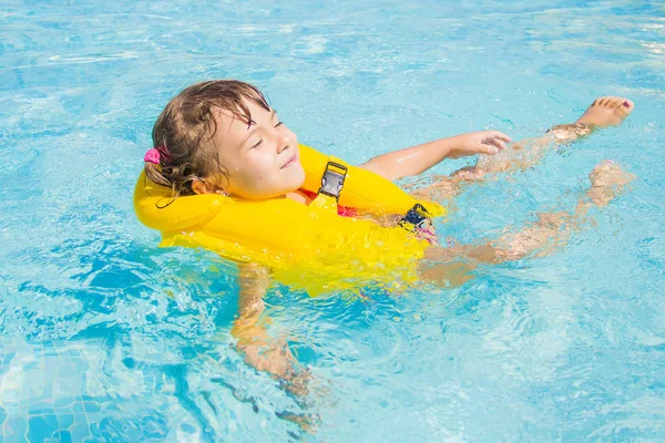 Дитина купається в басейні курорту. Вибірковий фокус . — стокове фото