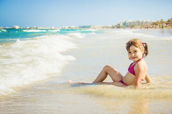 L'enfant nage sur la mer. Concentration sélective . — Photo