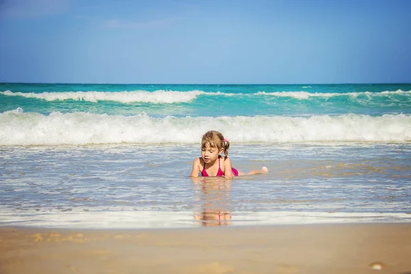 Dziecko jest pływanie w morzu. Selektywny fokus. — Zdjęcie stockowe