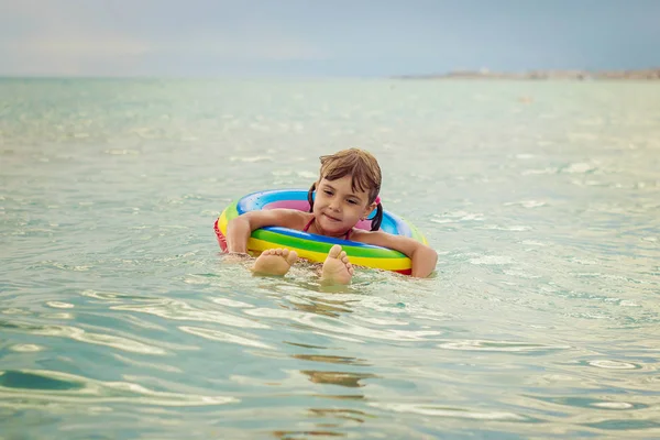 Ребенок плавает на море. Селективный фокус . — стоковое фото
