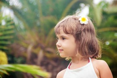 Tatil tropikal bir ülkede bir kız. Seçici odak. 