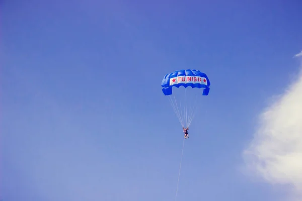 Gente en el paracaídas Túnez. Enfoque selectivo . —  Fotos de Stock