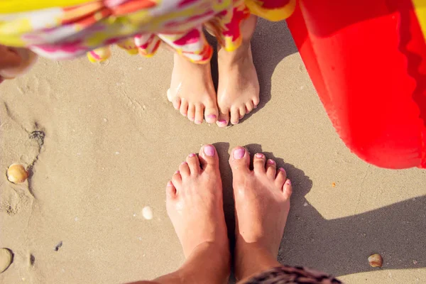Ноги и следы на пляже в песке. Селективный фокус . — стоковое фото