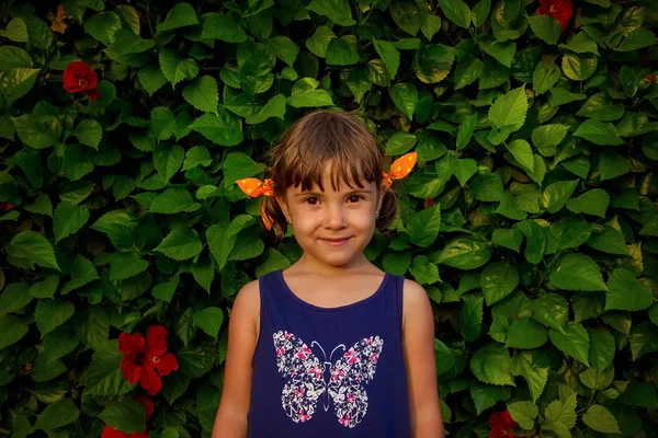 Una chica en un país tropical de vacaciones. Enfoque selectivo . — Foto de Stock