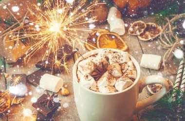 Hatmi ile Noel içki. Seçici odak. 