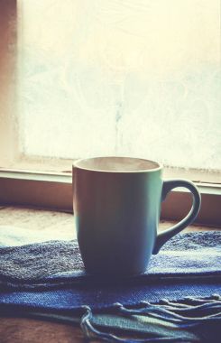 pencere pervazı çay fincan. seçici odak.  