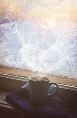 pencere pervazı çay fincan. seçici odak.  