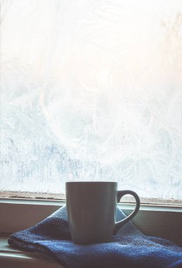 pencere pervazı çay fincan. seçici odak.  