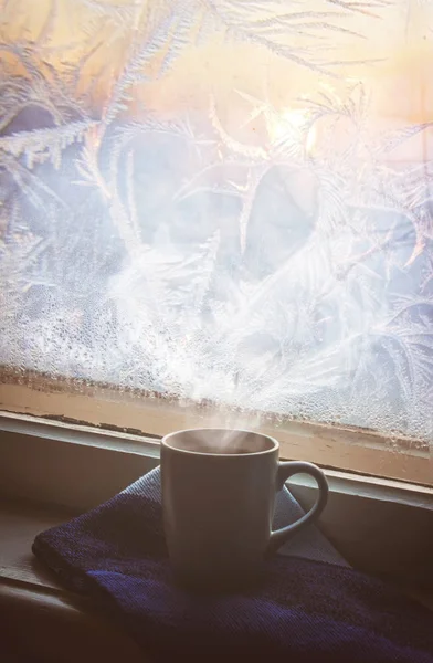 pencere pervazı çay fincan. seçici odak.  