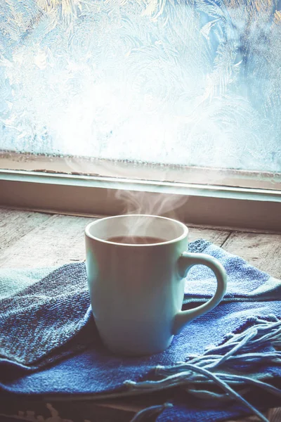 pencere pervazı çay fincan. seçici odak.  