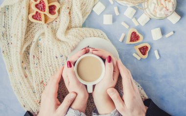 Bir fincan kahve elinde. Seçici odak. 