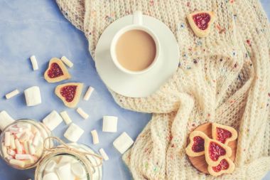 Bir fincan kahve elinde. Seçici odak. 