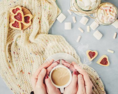 Bir fincan kahve elinde. Seçici odak. 