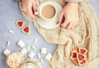 Bir fincan kahve elinde. Seçici odak. 