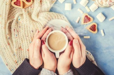 Bir fincan kahve elinde. Seçici odak. 