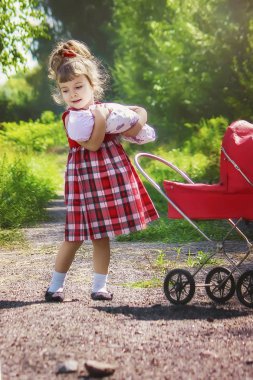 Bir bebek kız. Bir oyun. Seçici odak.