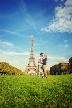 Eyfel Kulesi severler. Seçici odak.