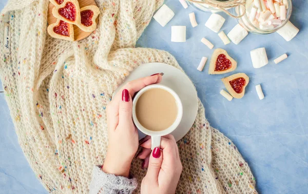 Bir fincan kahve elinde. Seçici odak. 