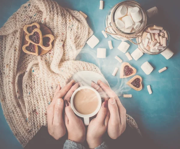 Bir fincan kahve elinde. Seçici odak. 