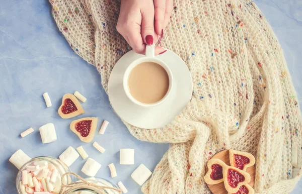 Bir fincan kahve elinde. Seçici odak. 