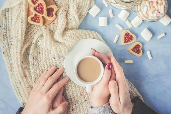 Bir fincan kahve elinde. Seçici odak. 